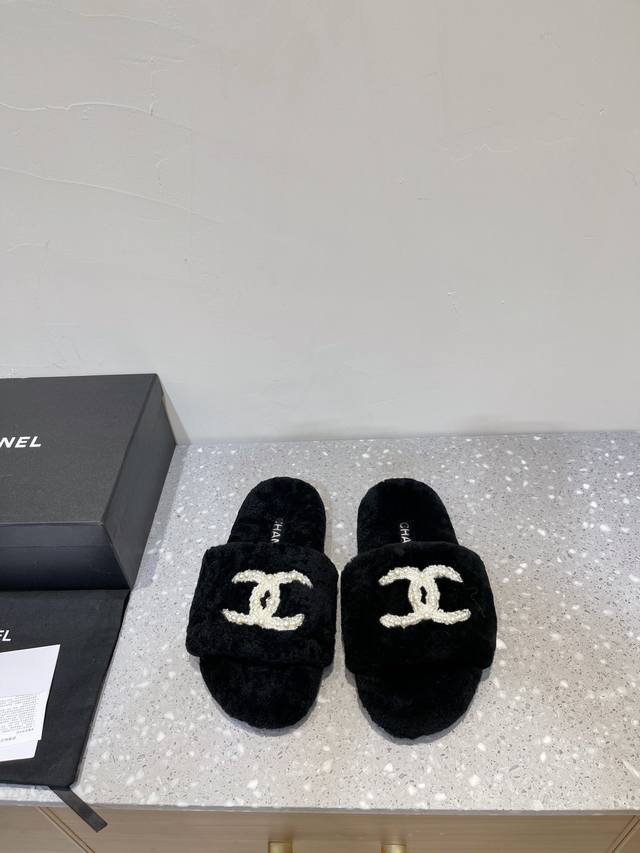 香奈儿 Chanel 24Ss新款 珍珠logo 毛毛拖鞋 这款毛拖真的是真太可爱了～ 柔软蓬松的毛毛，舒服暖脚 秋冬搭配袜子休闲又慵懒 上脚真的好看又时髦 鞋